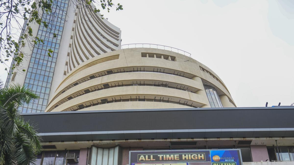 Sensex, Nifty tumble in early trade on weak global cues