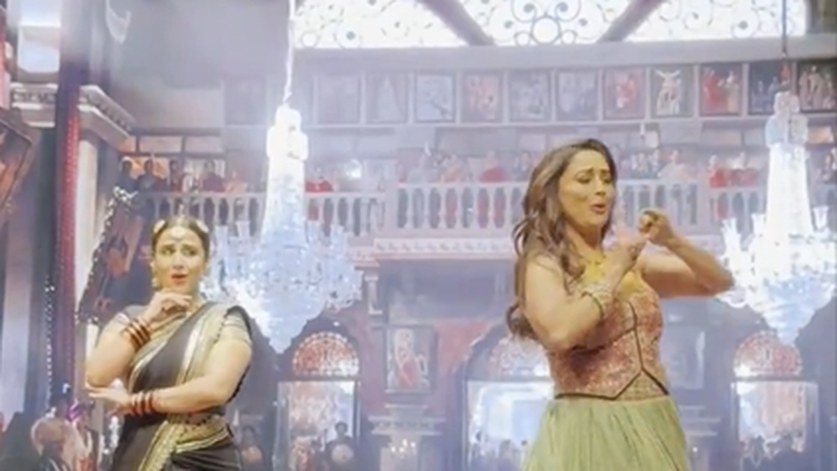 Vidya Balan falls on stage during ‘Ami Je Tomar 3.0’ performance, continues dancing with poise